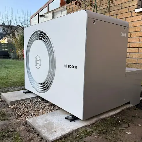 Bosch Wärmepumpe auf Betonfundament installiert