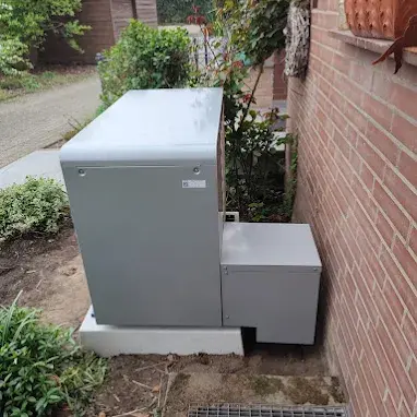 Kompakte Wärmepumpe im Außenbereich installiert